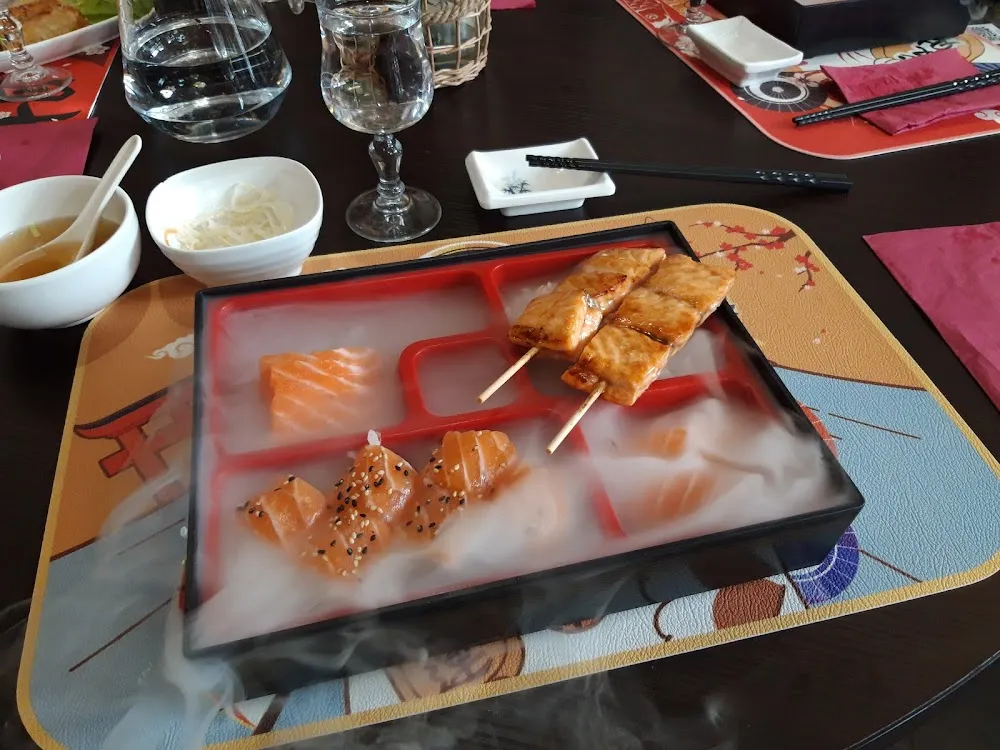 Sushi Sashimi Saumon Et Brochettes